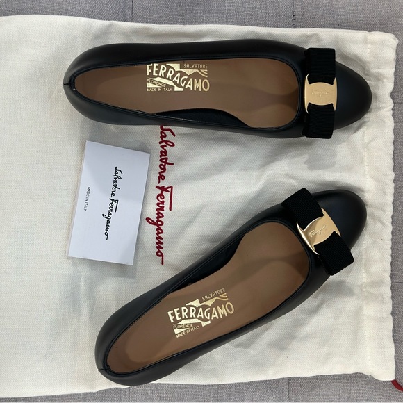 Salvatore Ferragamo Vara Icon Leather Bow Pumps Size 6 / 36 EU - Like New - Picture 3 of 4